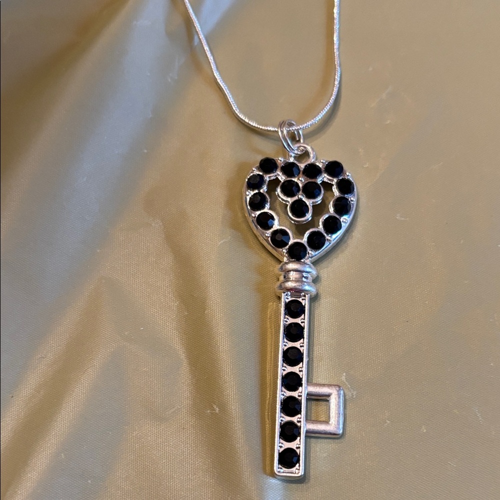 Elegant Black and Silver Key to My Heart Pendant Necklace